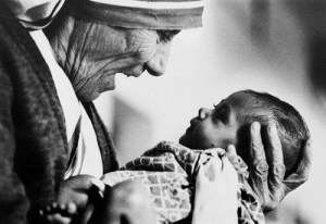 Matka Tereza drží dítě v náručí. Snímek z roku 1979.