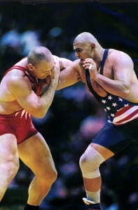 Alexander Karelin (vlevo) v souboji s Američanem Ghaffarim (1996).