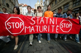 Studenti demonstrují proti státním maturitám.