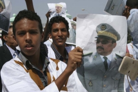 Stoupenci vůdce mauretánských pučistů Abdala Azíze.