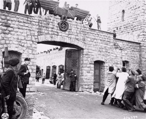 Osvoboditelé vyvádějí nemohoucí vězně z mauthausenského komplexu.