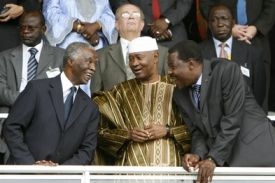 Thabo Mbeki (vlevo)