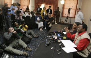 Generalní tajemník ANC Mantashe informuje novináře.