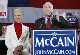 John McCain má podporu své ženy, Michigan ale nepřesvědčil.