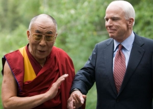 John McCain s dalajlamou směřují na tiskovou konferenci.