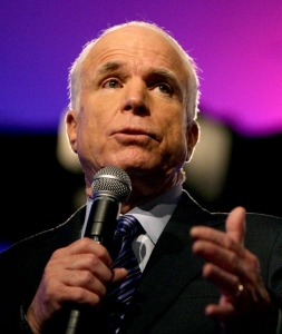 John McCain náskok Baracka Obamy do značné míry stáhl.