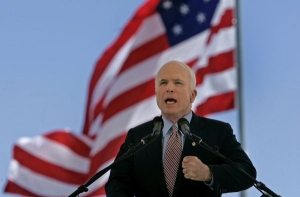 John McCain hovoří k válečným veteránům.