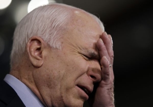 John McCain ví, že bez peněz se kampaň dělá těžko...