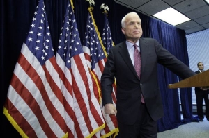 John McCain shání peníze na kampaň v Texasu.
