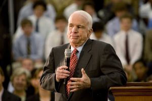 „Mírný a uvážlivý dospělák“ McCain vypráví na své bývalé škole