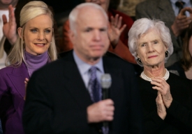 John McCain na sn&iacute;mku s manželkou Cindy a maminkou Robertou.