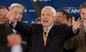 John McCain se radoval z trojnásobného vítězství.