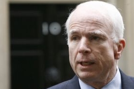 Republikán John McCain, hrdina, ale bez královské krve.