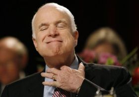 Republikánský kandidát John McCain si podle průzkumů vede velmi dobře.