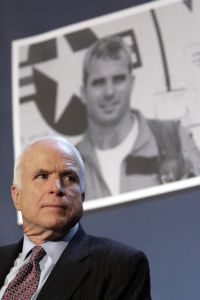 John McCain a v pozadí John McCain ve dvaceti letech jako voják USA.