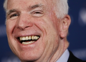 Republikán McCain má důvod k úsměvům.