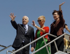 McCain, manželka Cindy a guvernérka Palinová, Colorado Springs.