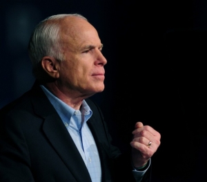 Těžký úkol má před sebou John McCain. Dohnat ztrátu nebude jednoduché.
