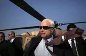 McCain během své cesty do Izraele.