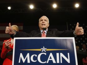 Odstoupení Romneyho jen dále upevňuje vedoucí pozici Johna McCaina.