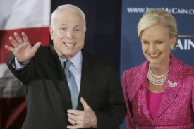 John McCain s manželkou.