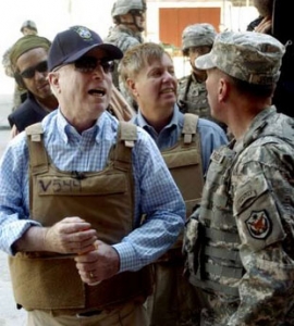 John McCain v Iráku byl několikrát. Obama byl ve válečné zóně jednou.
