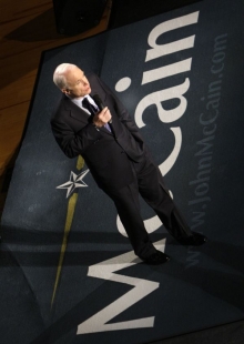 John McCain má pro prezidentský boj průpravu z války ve Vietnamu.