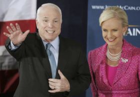 Šťastné manželství a půvabnou ženu McCain během kampaně rád předvádí.