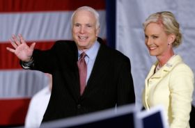 John McCain vyhrál republikánskou nominaci pro druhé kolo.