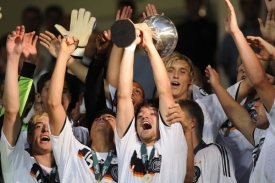 Fotbalisté Německa se radují z titulu mistrů Evropy de devatenácti let
