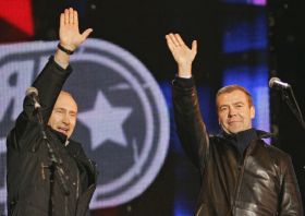 Putin a Medveděv slaví na rockovém koncertu v Moskvě.