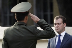 Prezident Medveděv vyznamenává ruské vojáky za zásah v Gruzii.