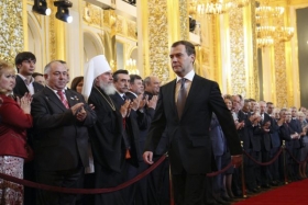 Medveděv vstupuje do Trůnního sálu v Kremlu ke složení přísahy.