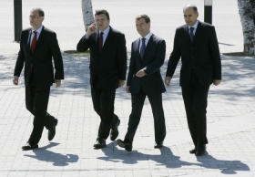 Ti, kteří rozhodují. Zleva: Solana, Barroso, Medveděv a Janša.