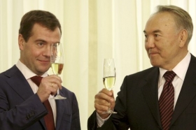 Ruský prezident Medveděv a jeho kazašský protějšek Nazarbajev.