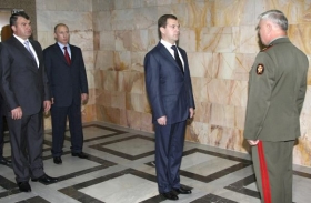 Ruský prezident Medveděv (uprostřed).