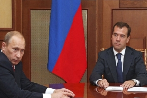 Prezident Medveděv a premiér Putin na setkání v Soči.