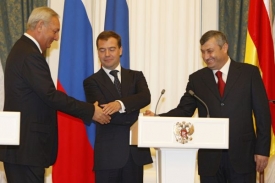 Ruský prezident při jednáních se zástupci Jižní Osetie a Abcházie.
