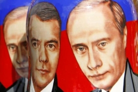 Typické matrjošky s podobiznami Medvěděva a Putina.
