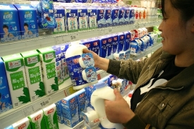 Čínské mléčné výrobky místo bílkovin obsahovaly nebezpečný melamin.