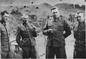 Vzácný snímek Mengeleho - mezi důstojníky vlevo.