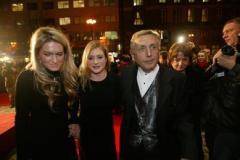 Jiří Menzel s manželkou Olgou Kelymanovou a herečkou Julií Jentschovou na premiéře filmu Obsluhoval jsem anglického krále.