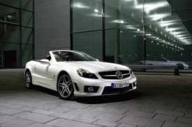 Až na bílou barvu není Mercedes-Benz SL 63 AMG IWC nijak zvláště výjimečný.