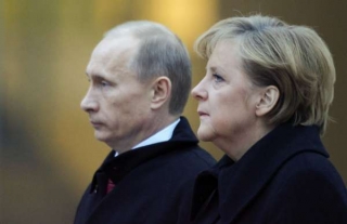 Putin a Merkelová. Jako exšpion je ruský premiér v Německu jako doma.
