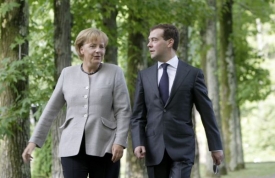 Merkelová a Medveděv řeší kavkazskou krizi.