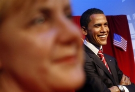 Obama stojí po boku Merkelové pořád. V muzeu voskových figurín.