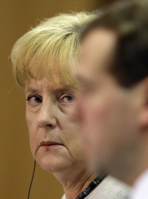 Merkelová se na tiskovce mračí na Medveděva.