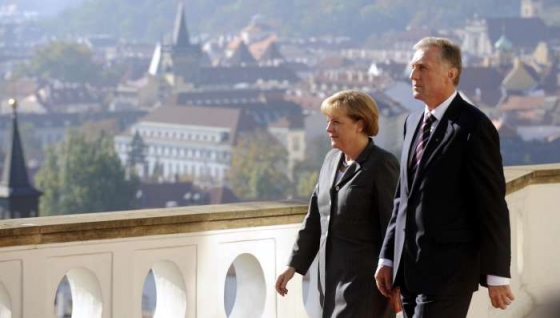 Světové panorama, nejmocnější žena světa a český premiér v potížích.