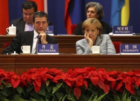 Merkelová, Vondra... na zahájení summmitu v Pekingu.