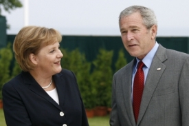 Německá kancléřka Angela Merkelová a americký prezident George W. Bush na summitu zemí skupiny G8